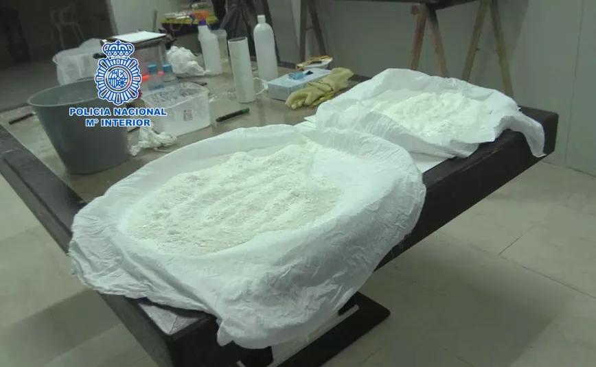 La policía desmantela un laboratorio de cocaína oculto en un picadero de caballos en Alicante