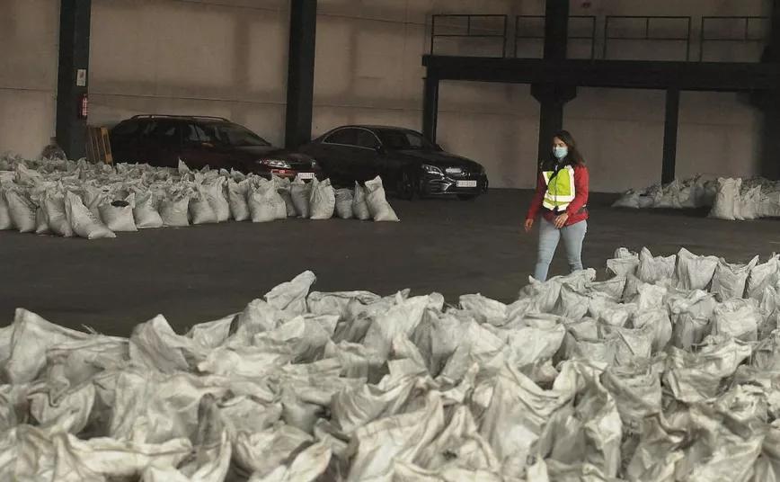 Detienen a un ertzaina en una operación de tráfico con cocaína impregnada en carbón