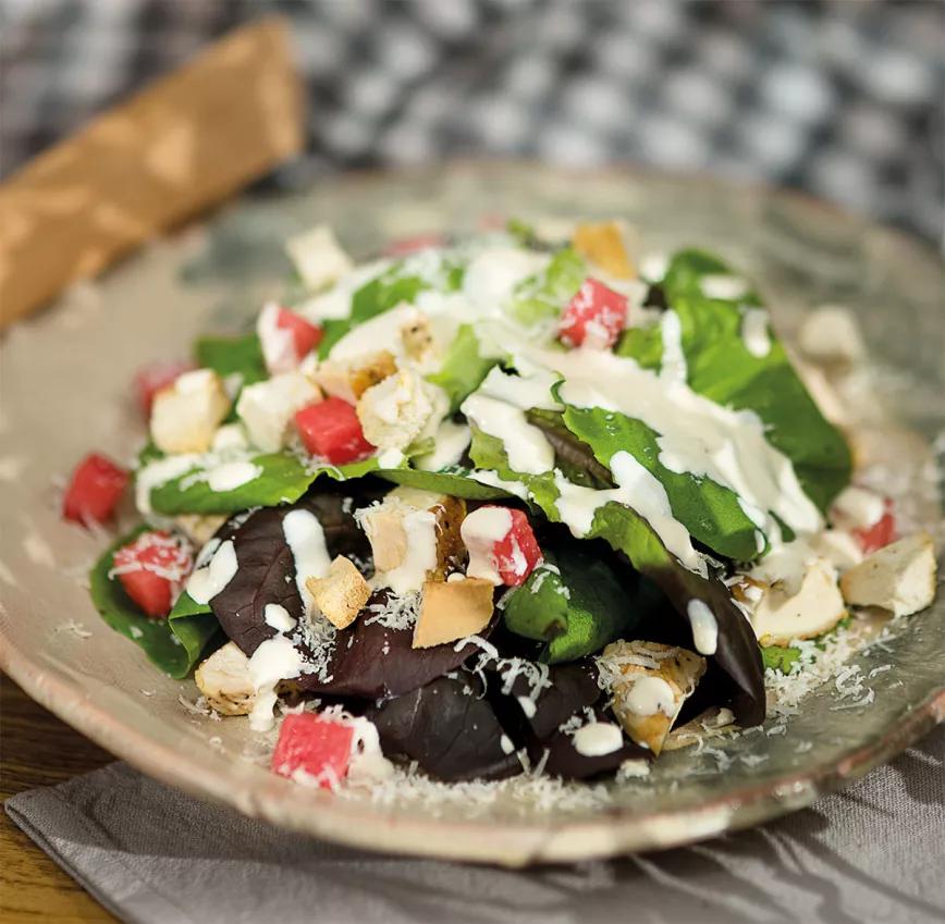 Elaboración  Para cannabizar esta magnífica salsa he seleccionado la variedad Deep Mandarin, de Delicius Seeds, que regalamos con la revista de junio del pasado año. Se trata de una variedad con unos terpenos espectaculares y un alto contenido en CBD; contiene hasta un 15% y solo un 4 o 5% de THC, lo que la lleva a la denominación de medicinal. Puedes usarla como antiinflamatorio, analgésico o antidepresivo. Es híbrida: un 40% de sativa y 60% de índica. Y su nombre le viene al pelo, ya que sus aromas y sabo