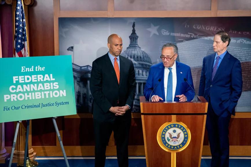 Tres senadores estadounidenses presentan un proyecto federal de regulación del cannabis