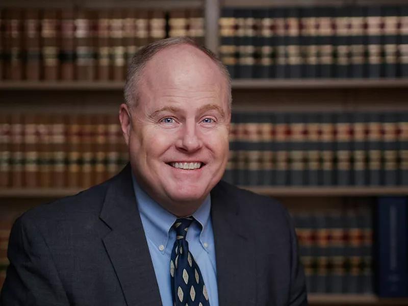 Un juez ordena detener a una mujer víctima de violencia de género durante su juicio por decir que fumó cannabis