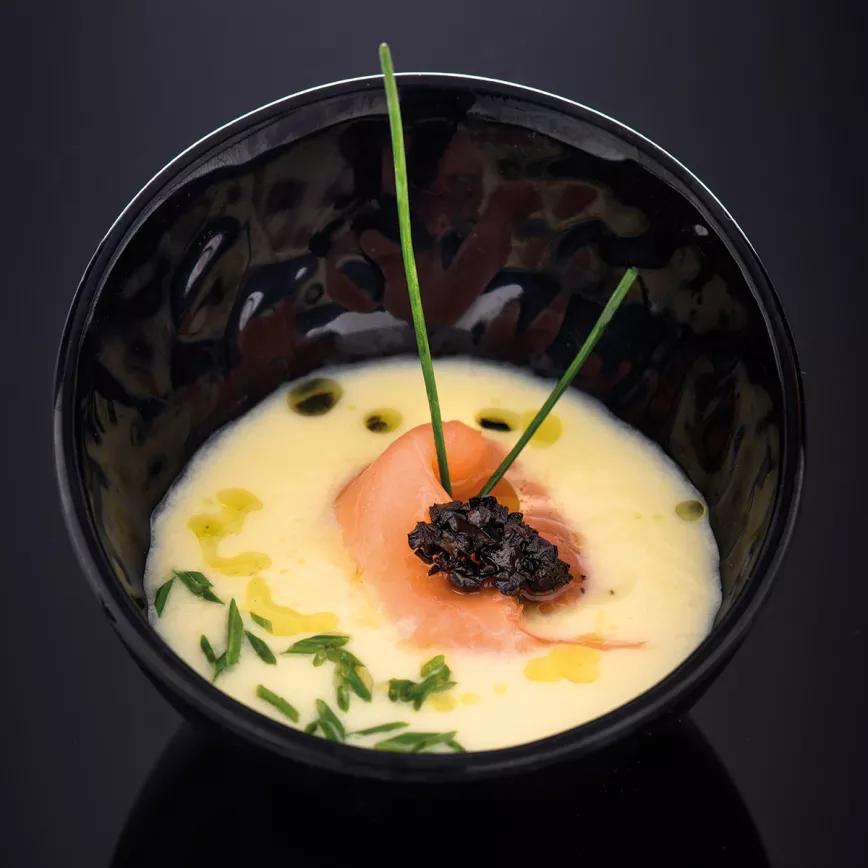 Crema fría de espárragos con salmón ahumado, Mandanga #5 y aceite de aceitunas negras 