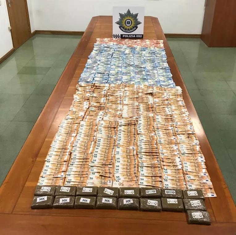 Una mujer de Vitoria lanza 24.000 euros por la ventana ante la llegada de la policía por una pesquisa de hachís