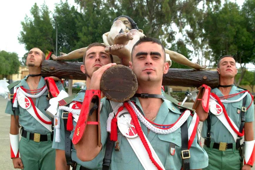 Legionarios portando al Cristo de la Buena Muerte