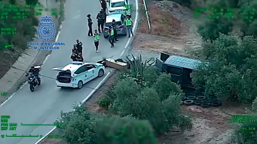 Persecución por carretera, 800 kilos de marihuana y un conductor fugado