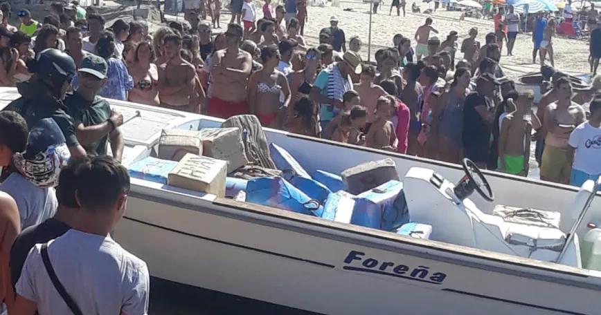 Vecinos de Cádiz tratan de salvar fardos de droga de las manos de la policía 