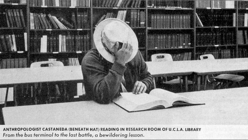 Posando para la revista Time en la biblioteca de la U.C.L.A., Los Ángeles, California, en 1973.