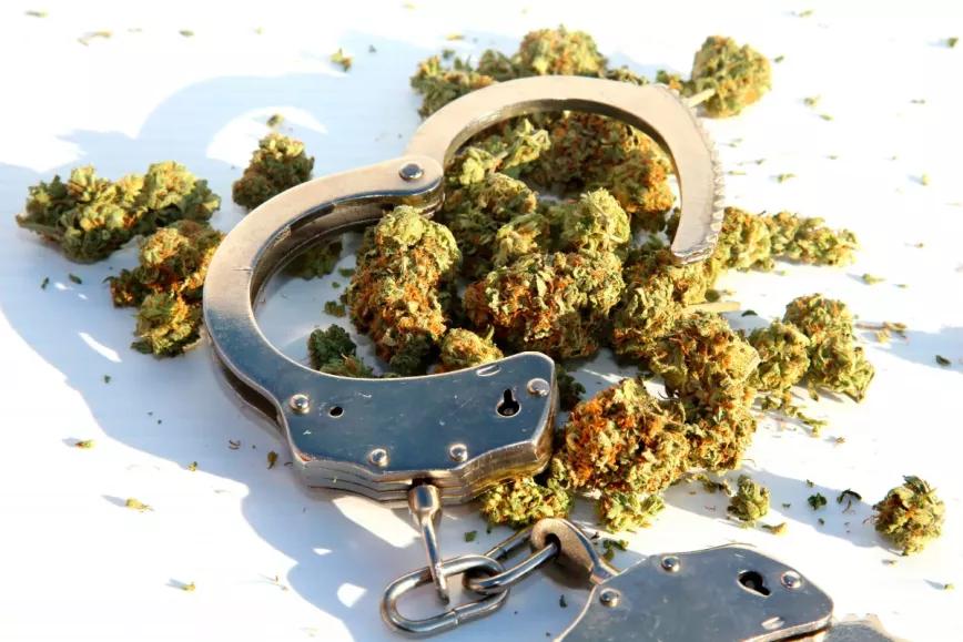 Biden amnistía a los condenados por posesión de cannabis y ordena revisar la prohibición