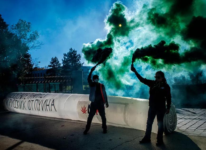 Plantan un porro gigante ante la embajada rusa en Washington 