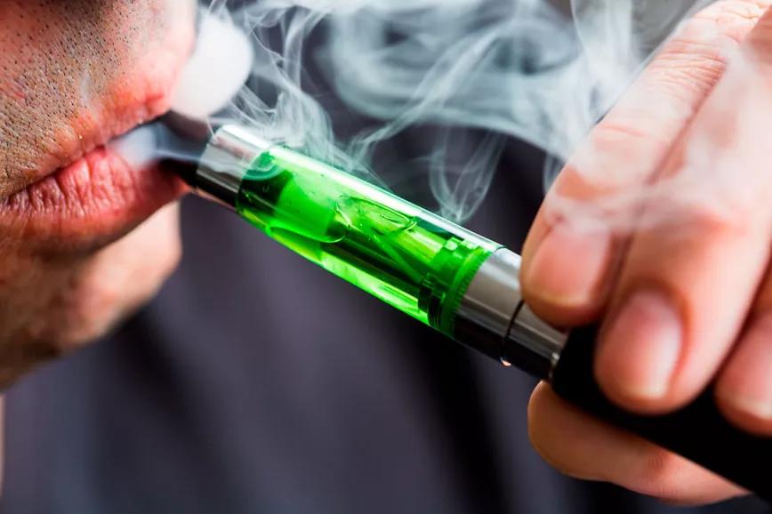 Vapear es sustancialmente menos dañino que fumar, según una revisión de estudios