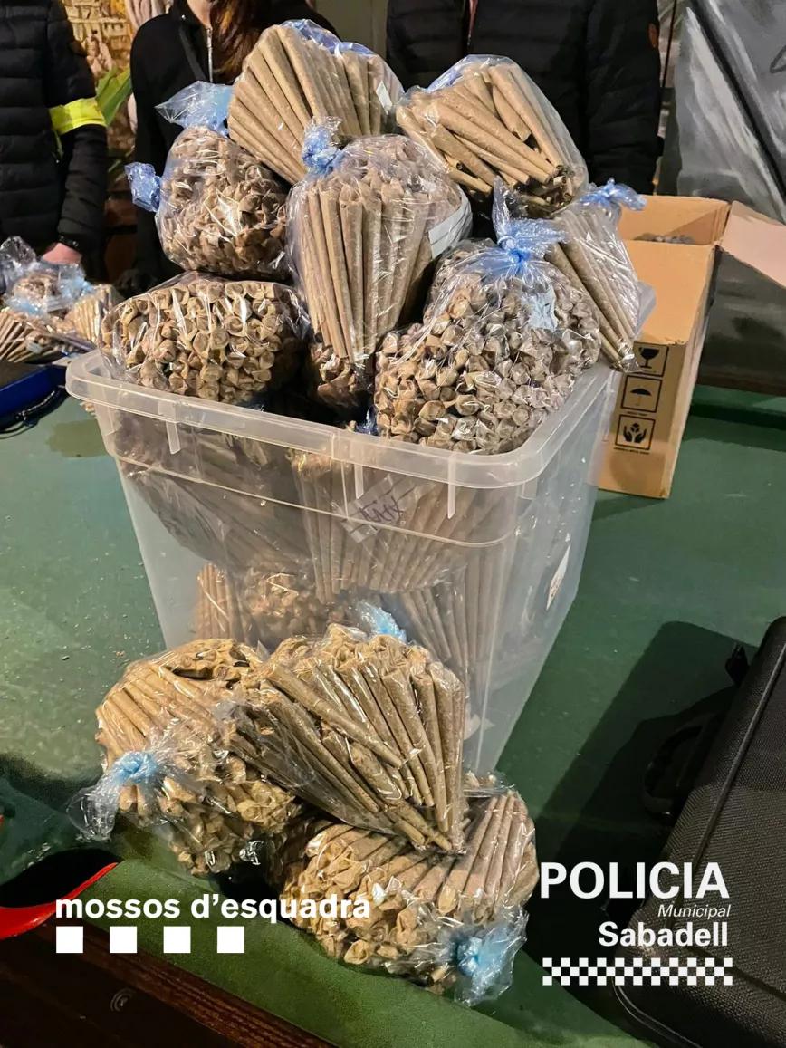 15.250 porros liados fueron decomisados durante la intervención policial. 