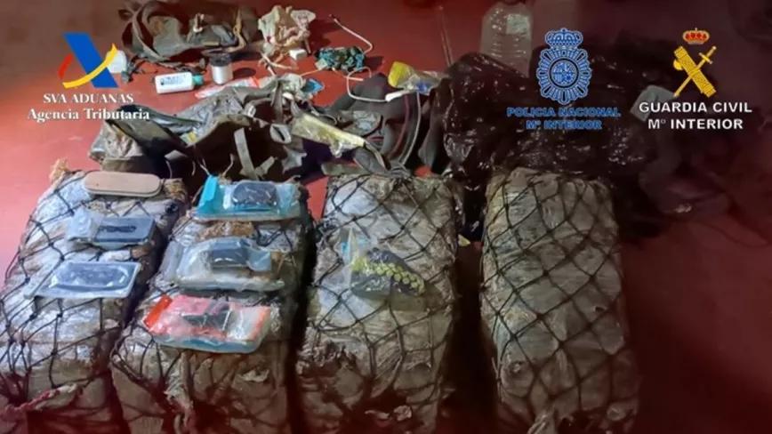 Cruza el Atlántico oculto en el ancla de un buque con 100 kilos de cocaína 