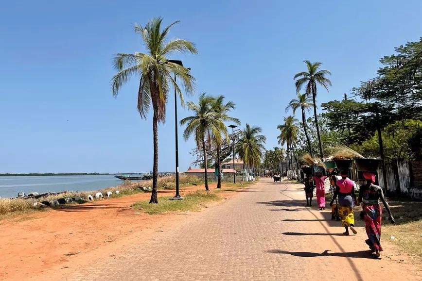 Mujeres transportando productos al mercado de Zinguichor, al sur de Senegal.
