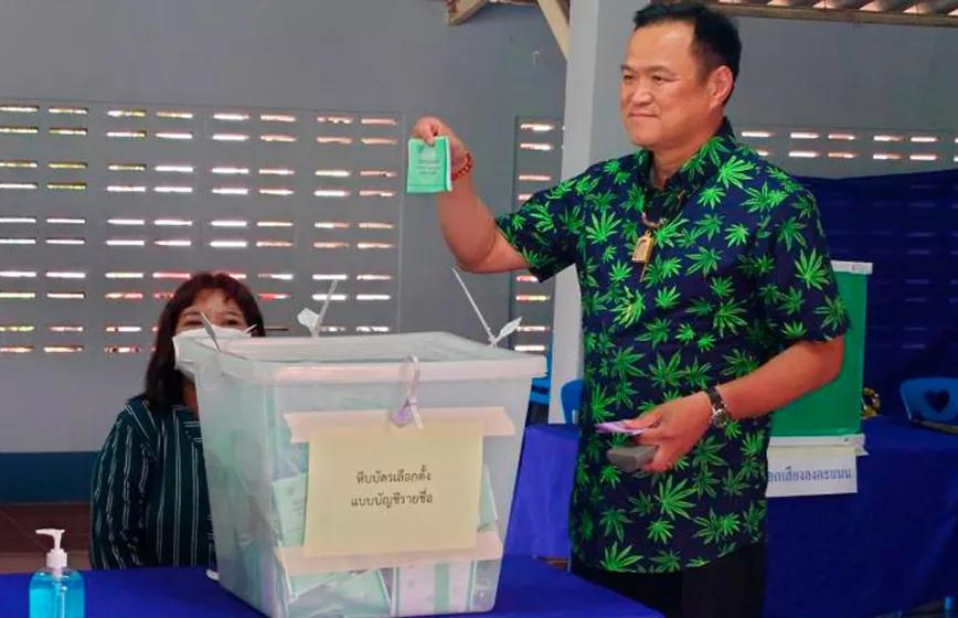 El ministro de Salud tailandés fue a votar con una camiseta con hojas de marihuana