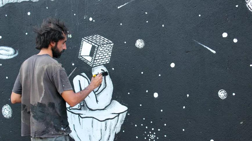 Peri Helio en mitad de su universo, retratado por Teresa Meaza.