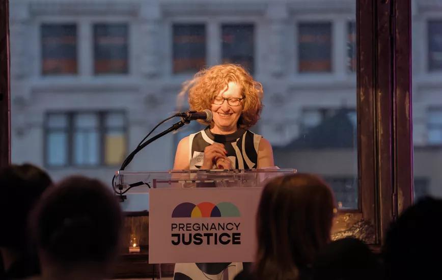 Lynn Paltrow en el homenaje que recibió de sus compañeras de Pregnancy Justice.