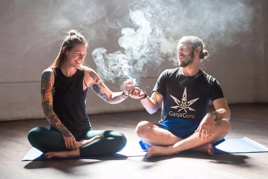 El yoga potencia los beneficios terapéuticos del cannabis