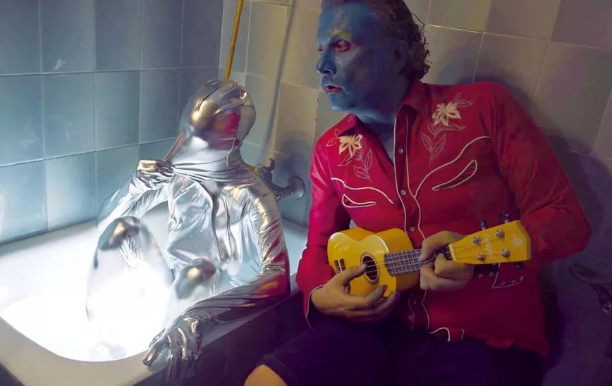 Jose Domingo ameniza la agonía mientras Veru Iché se ahueca la máscara para poder respirar.