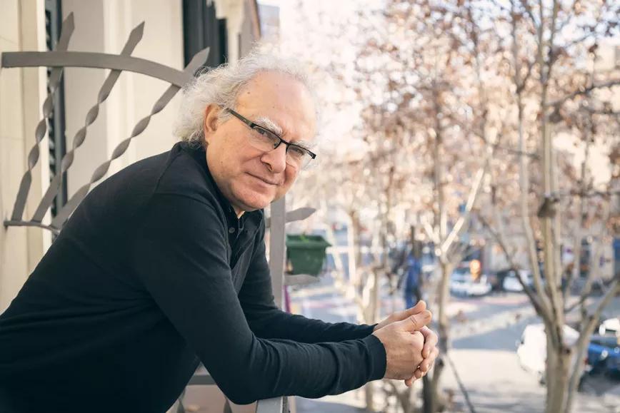 Moisés asomado al balcón de su casa en Barcelona. Fotos: Paulina Flores y archivo personal Moisés López