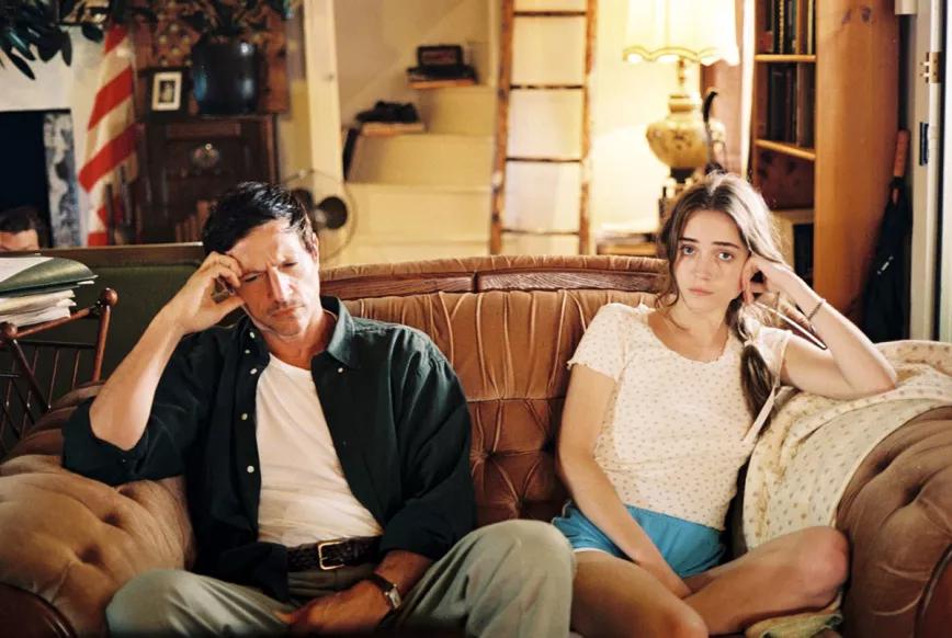 Talia Ryder encarna a Lillian, la protagonista de The Sweet East, quien en su viaje conocerá a personajes imposibles como el supremacista blanco interpretado por Simon Rex.