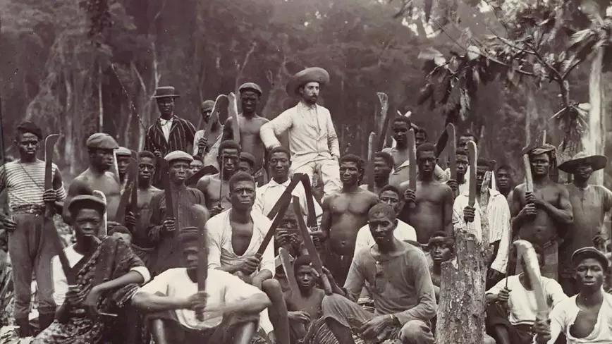 Un grupo de braceros en una plantación de cacao en Guinea Ecuatorial a comienzos del siglo XX.