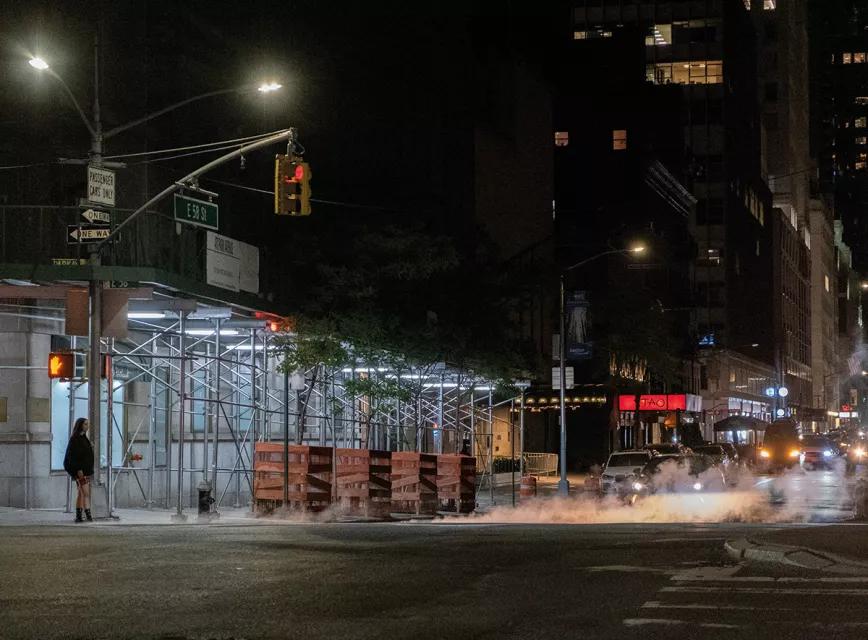 De vuelta en el metro de las películas, mientras pensaba en las miradas, aquel chocolate se manifestaba  haciendo mover el suelo del andén con discretas texturas de alfombras persas