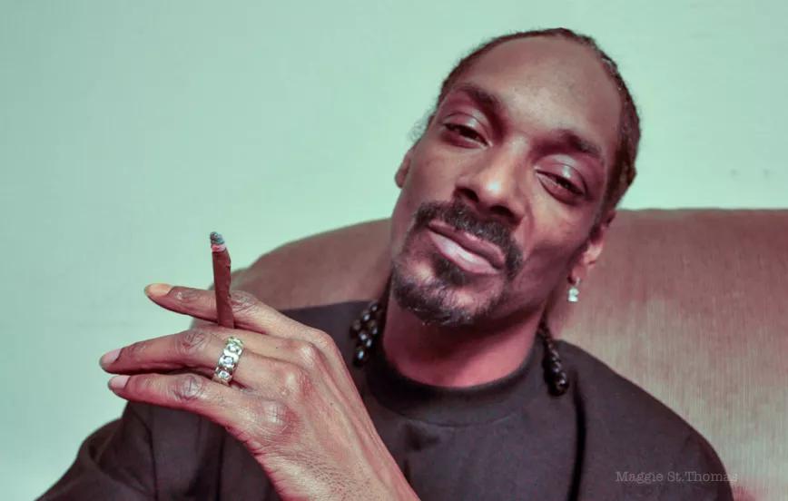 Snoop Dog lanzó una línea de papeles para liar porros gigantes
