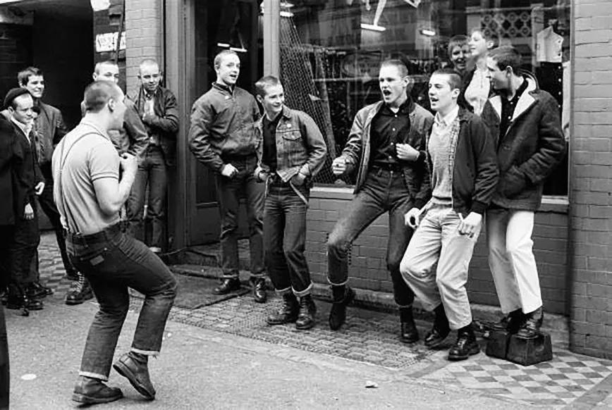 Skinheads bailando el moonstomp en Londres (1980). 