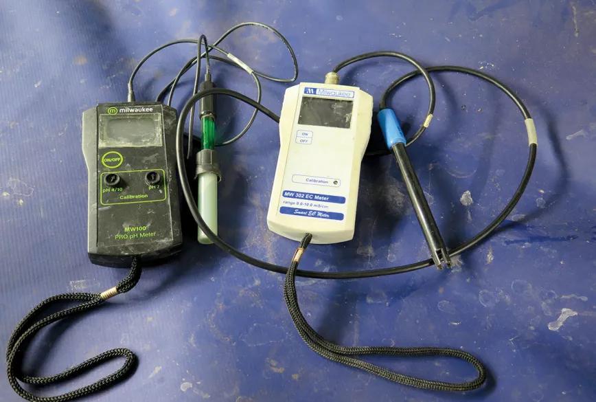 Calibraremos los medidores de pH y EC antes de cada cosecha y nos aseguraremos de que sus mediciones son correctas. 