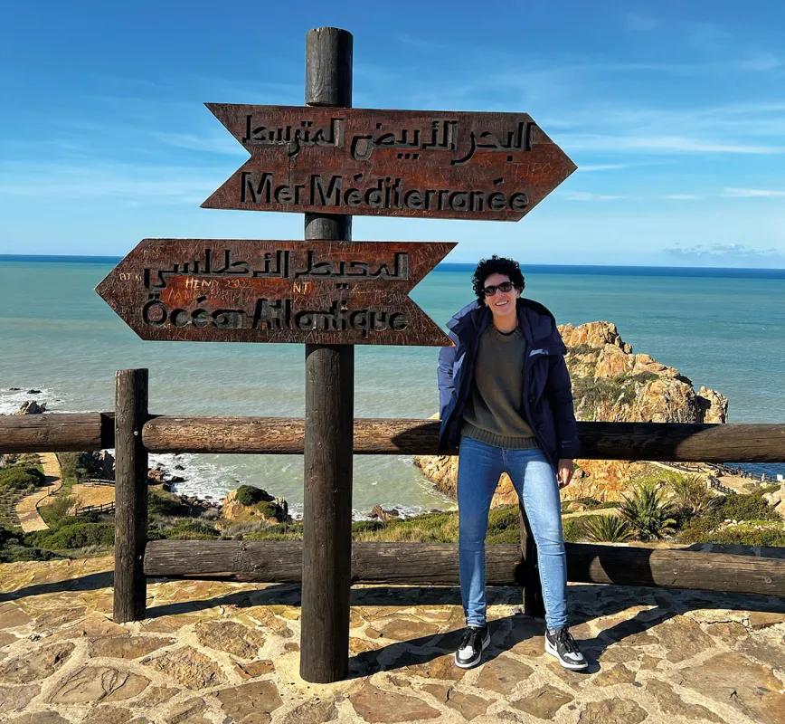 Yasmina D. Aidi con el Estrecho de Gibraltar al fondo.