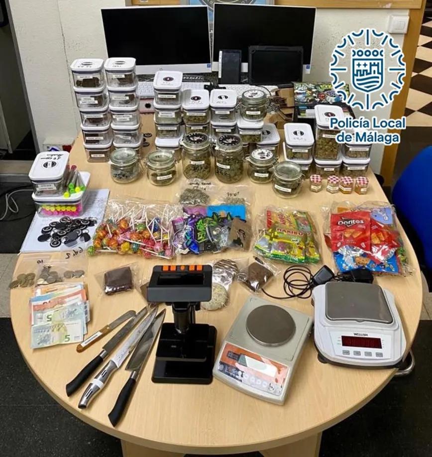 Material intervenido por la policía en uno de los clubs.