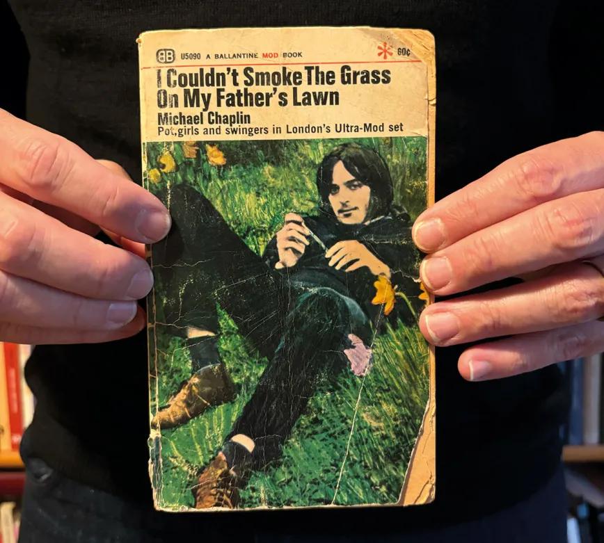 Michael Chaplin no podía fumar hierba en el jardín de su padre