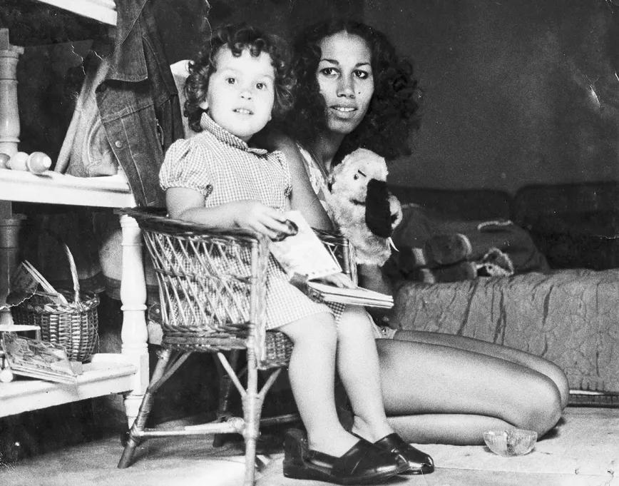 La artista Patricia Betaudier, segunda esposa de Michael, con Dolores, primera hija de ambos.