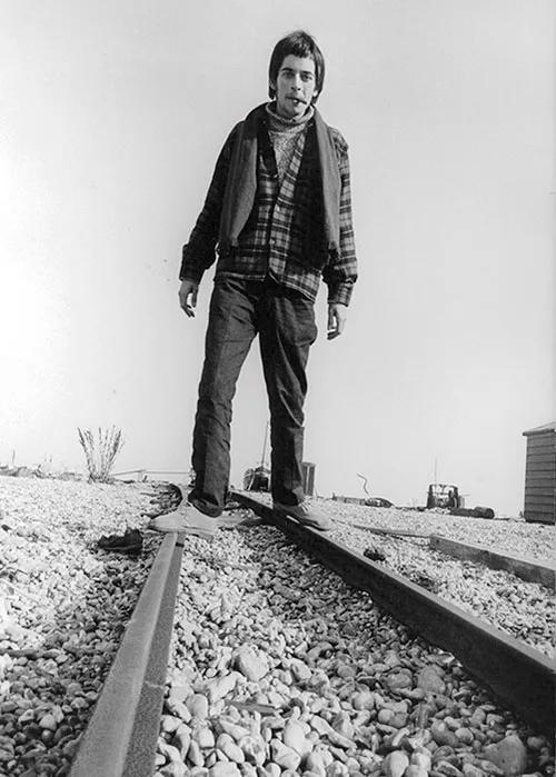 Michael Chaplin fumando hierba sobre las vías del tren en 1964.