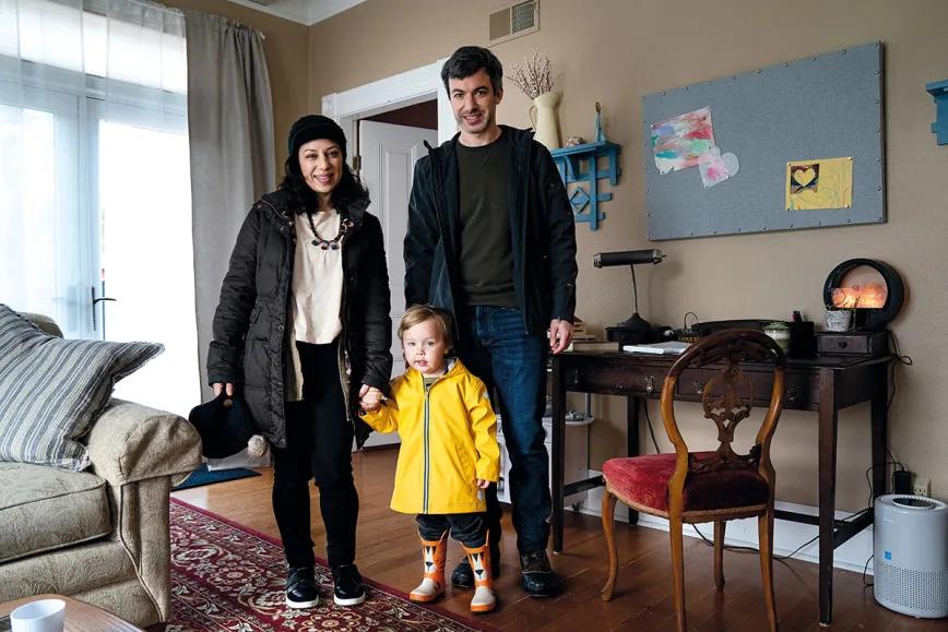 Aquí Nathan, en Los ensayos, tratando de ayudar a una serie de personas a afrontar sus conflictos sociales .