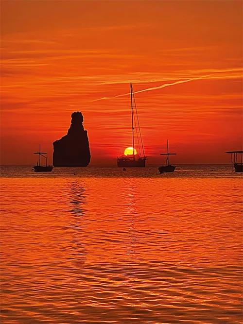 Un porro en Ibiza: entre resinas y la experiencia auténtica