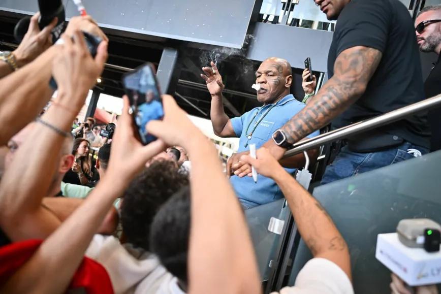 Mike Tyson, boxeador y empresario, fuma un porro en Mary Jane Berlín 2025.