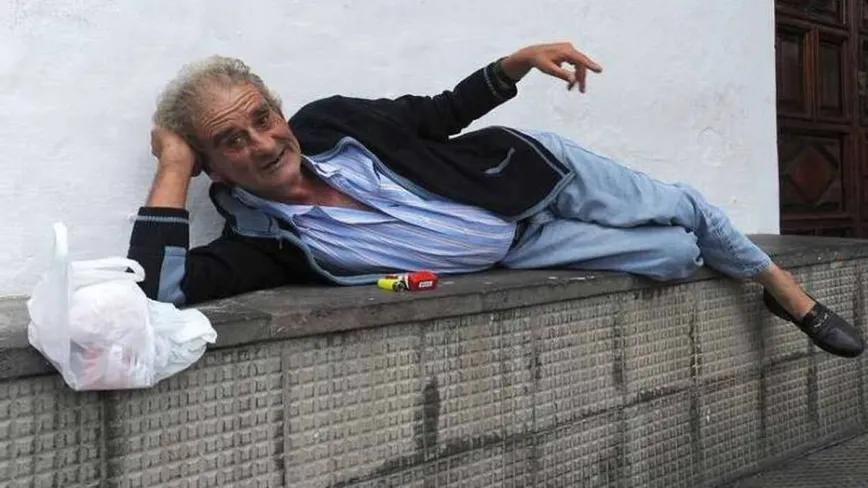 Leopoldo María Panero tumbado en Las Palmas de Gran Canaria, en cuyo psiquiátrico pasó sus últimos años.