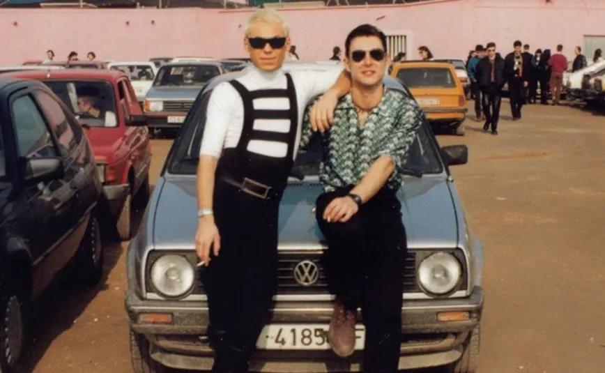  Vanguardia rural sosteniendo la mirada al amanecer con la guantera del Volkswagen Polo II bien surtida. 