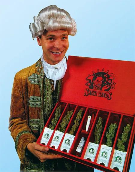 Alan con peluca en  mayo de 1998, con las muestras que Sensi Seeds presentó  a la décima edición de la copa de High Times