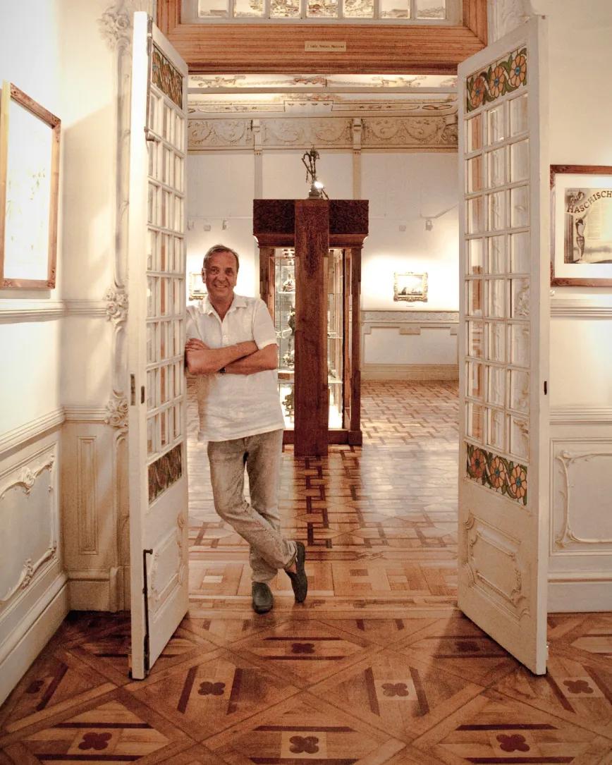 Ben Dronkers posa en una de las salas del Hash Marihuana & Hemp Museum de Barcelona.