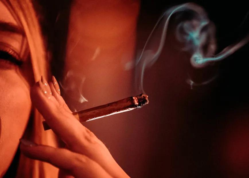 Crece el uso de blunts entre mujeres en EE UU