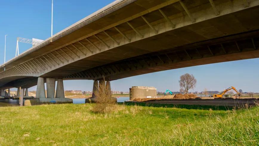 Un consumo eléctrico atípico revela una plantación en un puente