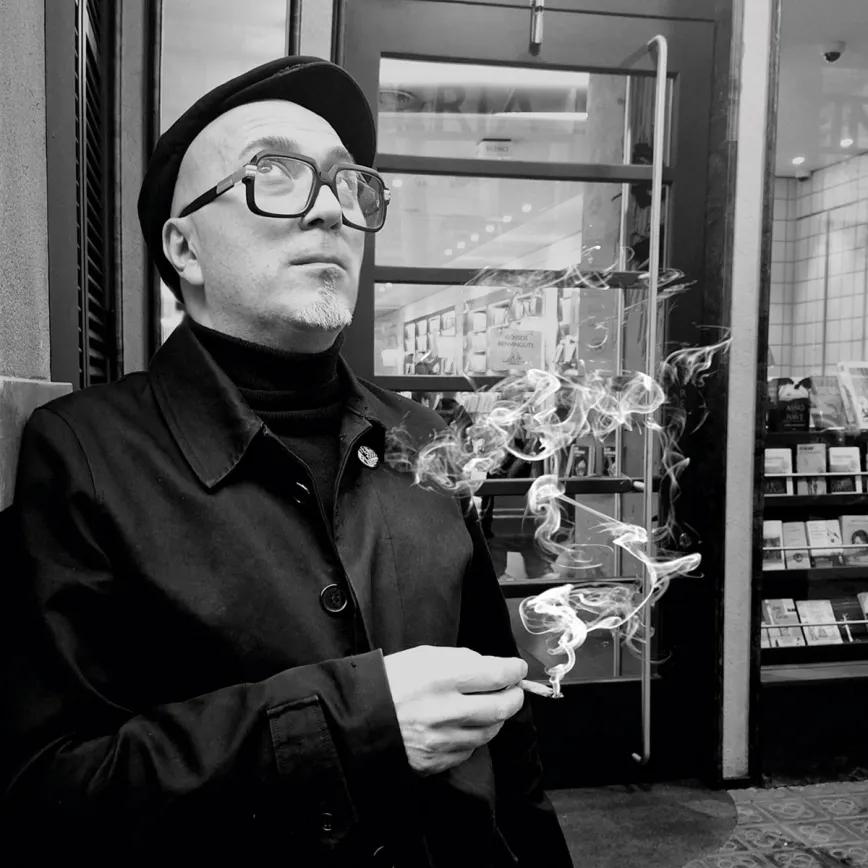 Txarly Brown dándole a la ganja tras de la presentación de su libro en una opulenta librería barcelonesa. 