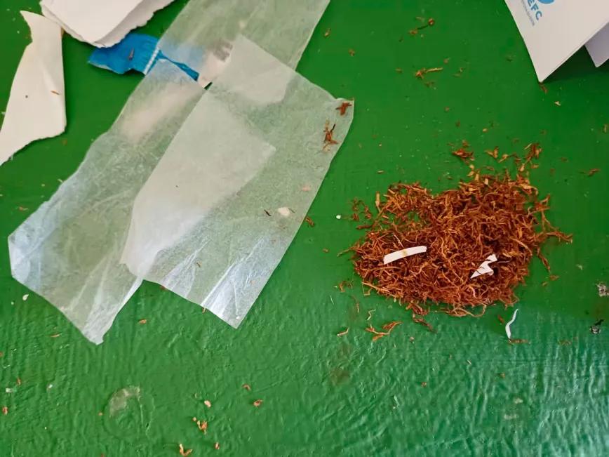 Tabaco de liar mezclado con tiras de papel con supuestos tóxicos en la prisión de Botafuegos (Algeciras)