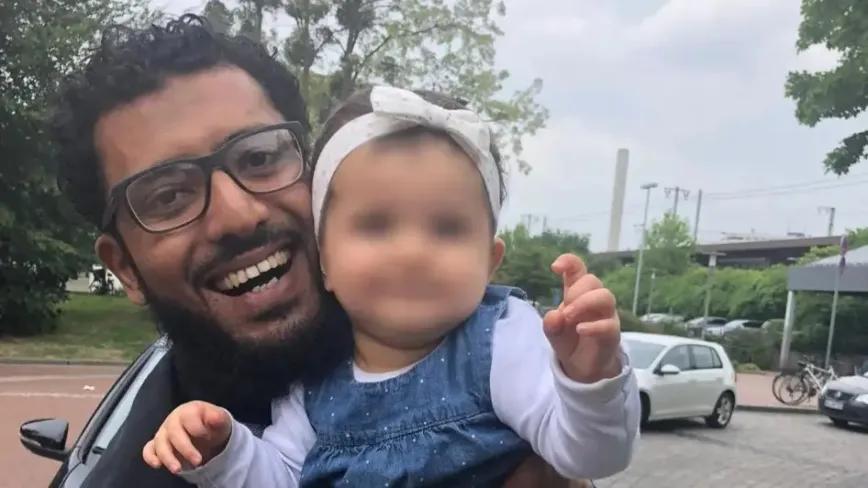 Omar con su hija, Amal, en 2018 antes de viajar a Singapur. 