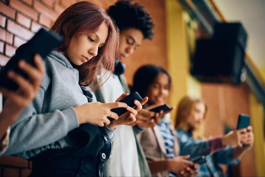 Redes sociales triplican la probabilidad de que adolescentes prueben cannabis 
