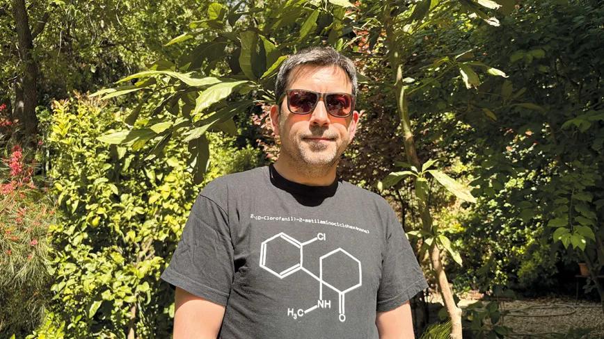 Òscar Parés, director de Synaptica, con la estructura química de la ketamina estampada en su camiseta.