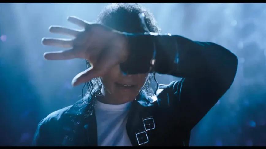 Jaafar Jackson, sobrino del cantante, encarna con nota a MJ. Clava sus bailes, gestos y la voz hablada. Pero hubo que disimularle el culo, mucho más macizo que el de su juncal tío.