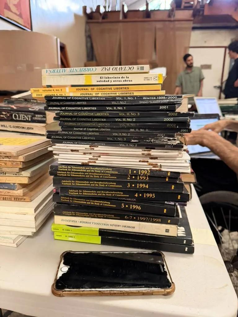 Material de lectura transdisciplinario conservado durante décadas en el archivo de Jonathan Ott. Fuente: Fundación Lobeliana.